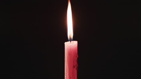 Video-Einer-Roten-Kerze-Mit-Weißer-Flamme-Und-Kopierraum-Auf-Schwarzem-Hintergrund