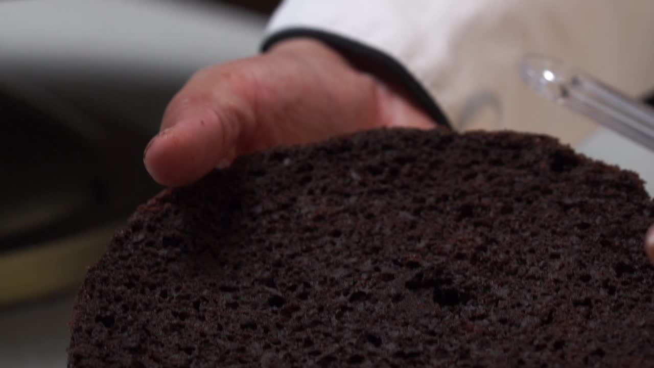 raccogliendo il secondo strato di torta da vicino