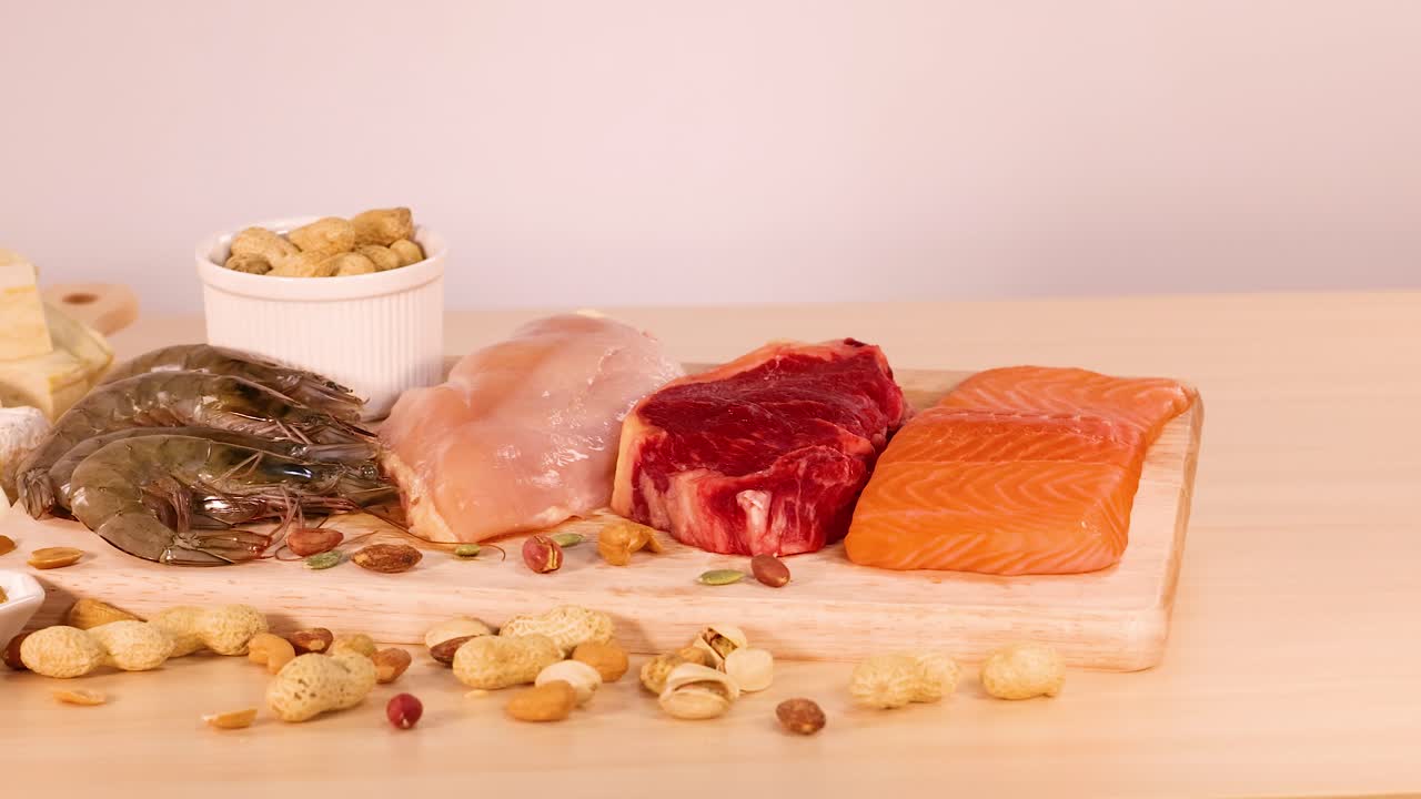 Variété d'aliments riches en protéines sur une table