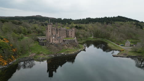 Ruinas-De-Un-Castillo-En-Escocia-Con-Drones-En-4k