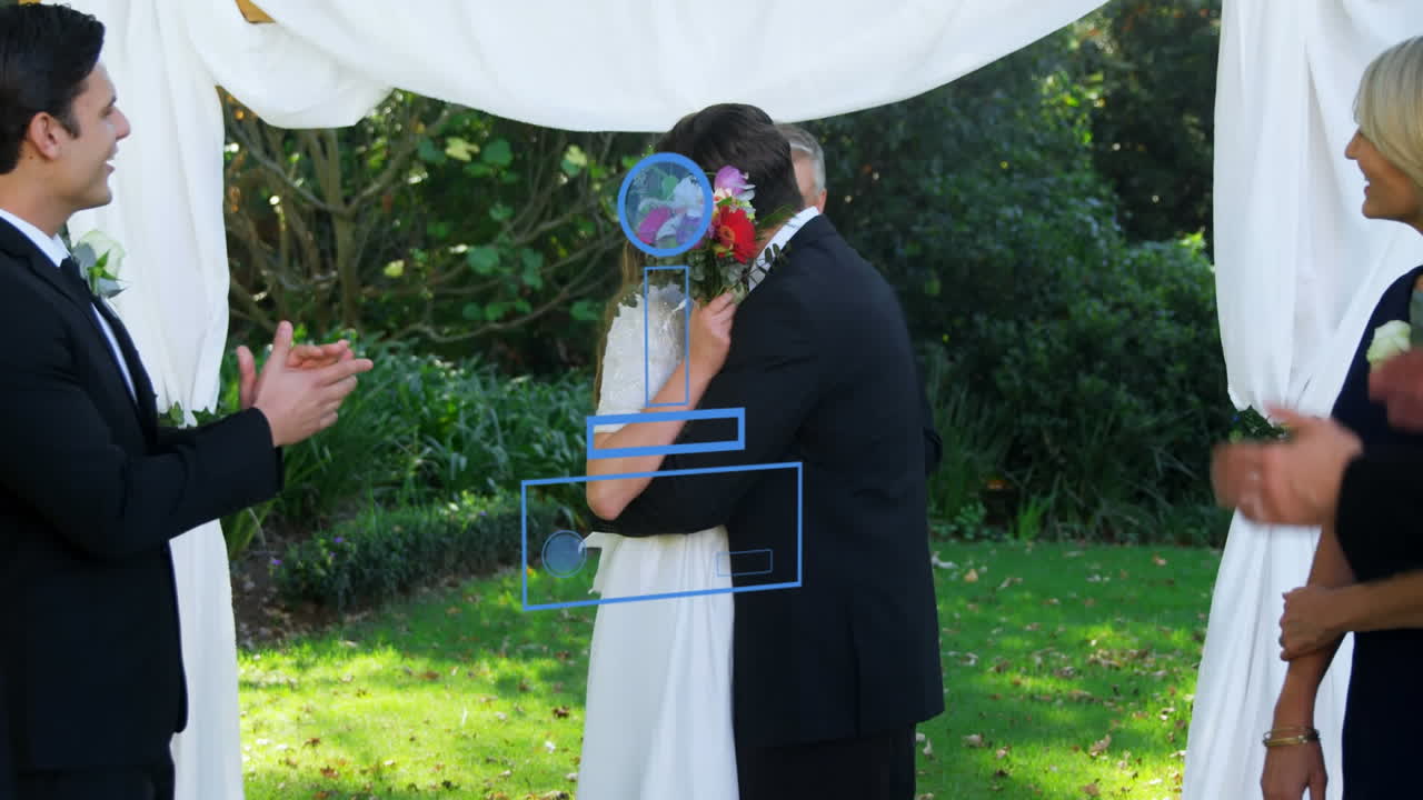 animación del icono del gamepad sobre una pareja casada caucásica besándose