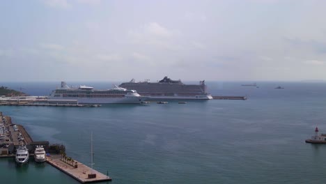 2 cruceros anclados en el puerto