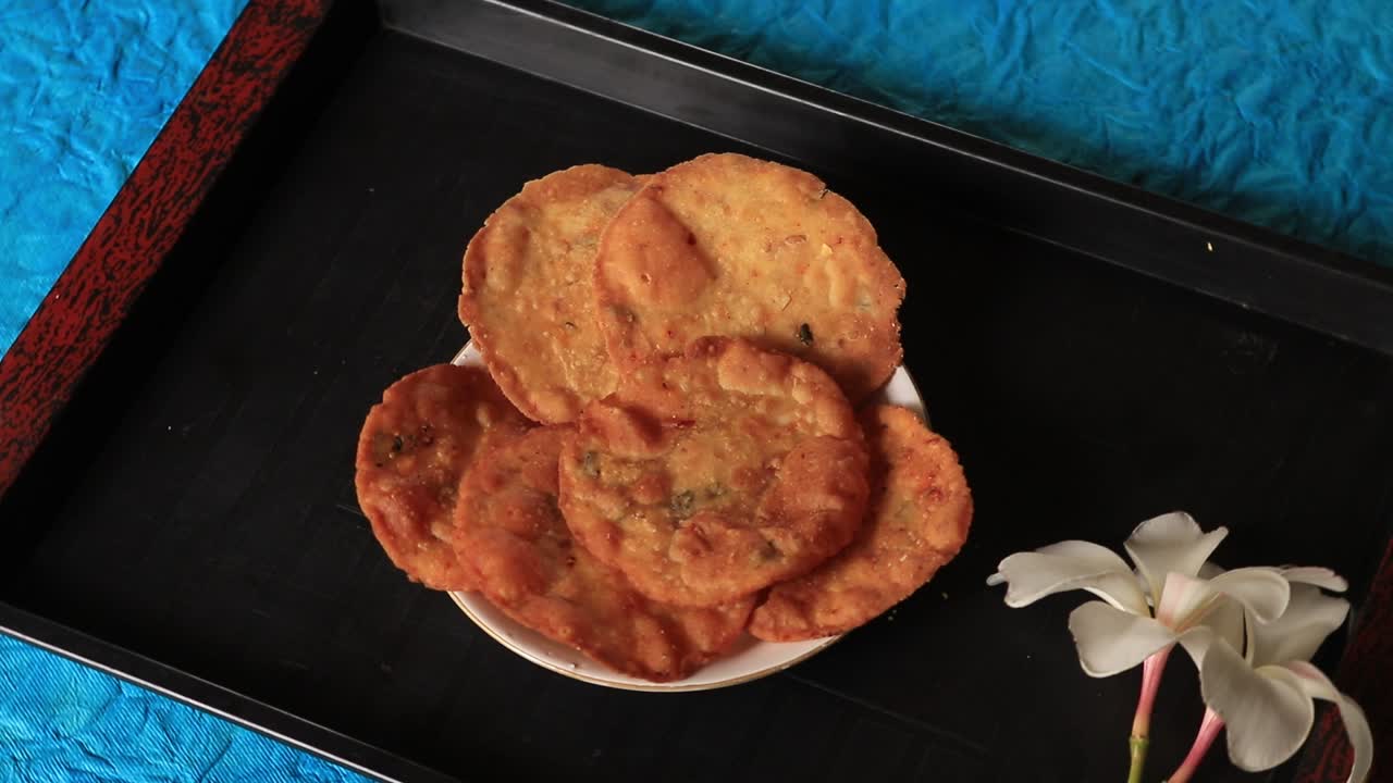 comida dulce tradicional india urad dal laddu también conocida como laddoo, ladoo, laddo son dulces en forma de bola hechos de mantequilla, frutas secas, fenogreco y otras especias