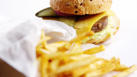 hamburguesa y papas fritas en la mesa
