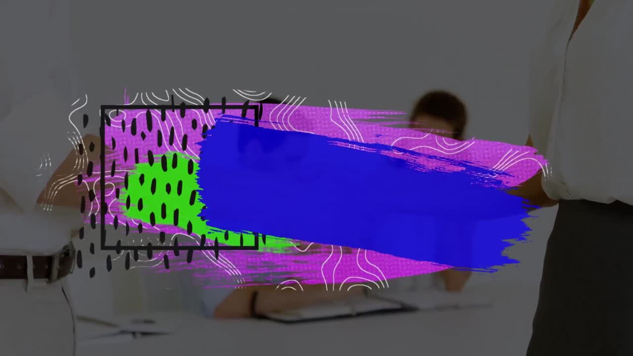 Animación de formas rosas, verdes y azules sobre empresaria y empresario caucásicos dándose la mano