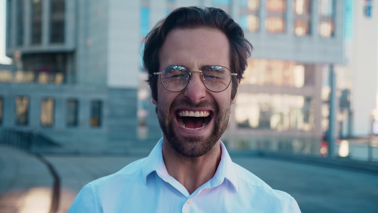 retrato de un guapo hombre barbudo con camisa y corbata al aire libre. dice que sí