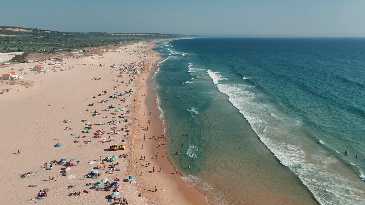 vista aérea de una playa llena de gente