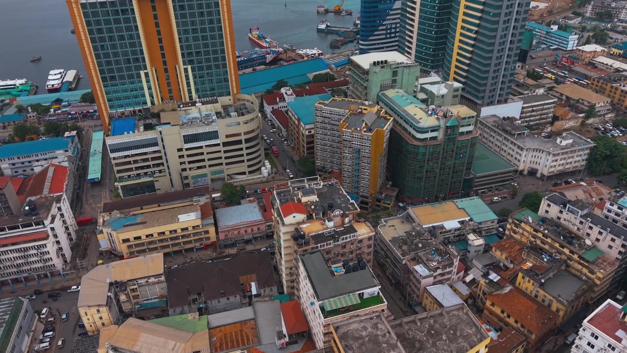 Vista aérea de Dar es Salaam exibindo seu horizonte costeiro, expansão urbana e sua vibrante estrutura urbana.