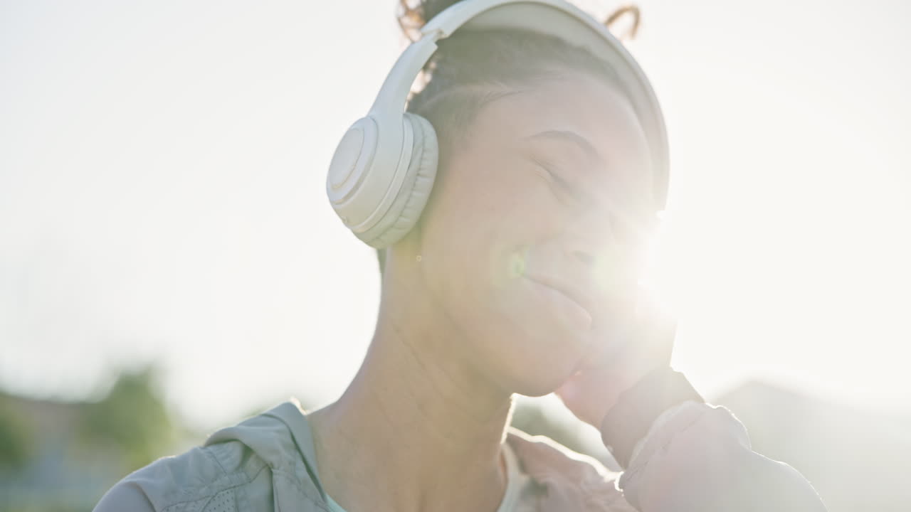 도시에서 춤, 자유와 음악을 가진 여성