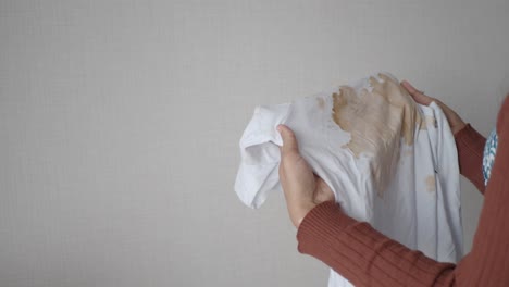 mancha de café en una camiseta blanca