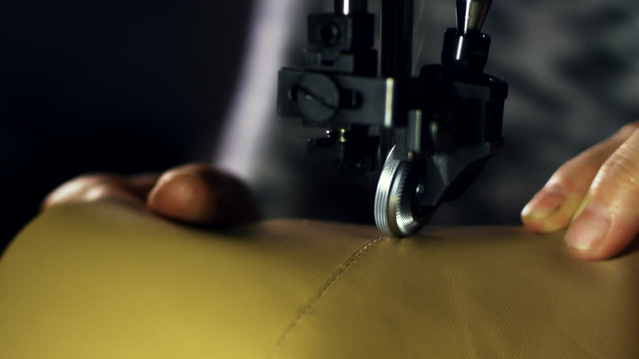 máquina de coser de cuero. cerrar las manos del artesano coser material de cuero