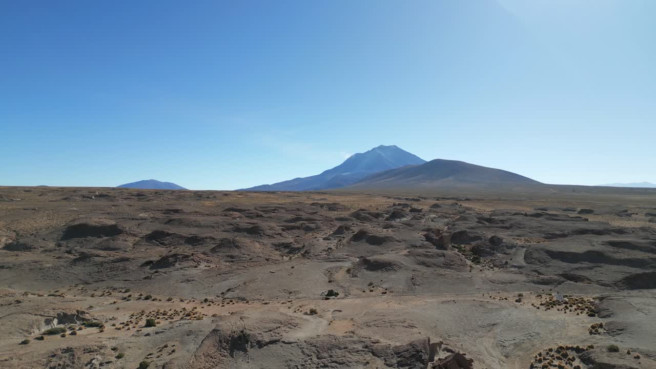 paisaje desértico con montañas en la reserva nacional eduardo avaroa, bolivia