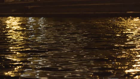 agua ondulada por la noche