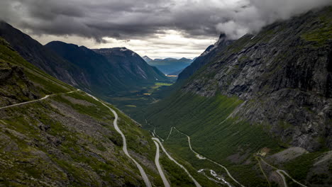 Nubes-Cambiantes-Del-Valle-De-Romsdalen,-Curvas-Haripin-Del-Paso-De-Trollstigen,-Hiperlapso-De-Drones