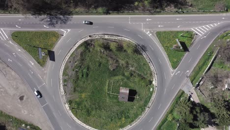 el tráfico de automóviles y camiones en la carretera de circunvalación es una vista aérea de arriba.
