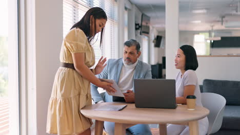 tableta, equipo y mujer de negocios con informe