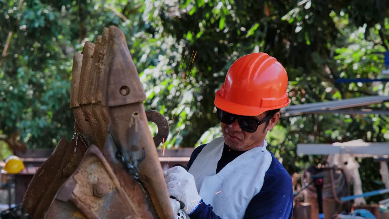 hombres profesionales que usan gafas de protección y guantes de construcción trabajan en el taller de casa con un molinillo angular. el metal de lijado hace chispas, primer plano