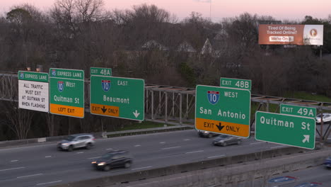 Vista-De-Dron-De-4k-De-Autos-Que-Viajan-En-La-Autopista-I-45-Norte-En-Houston