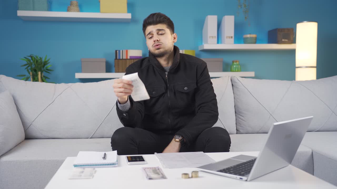 젊은 남자는 가열 시스템에 대한 높은 청구서로 고통 받고 있습니다.