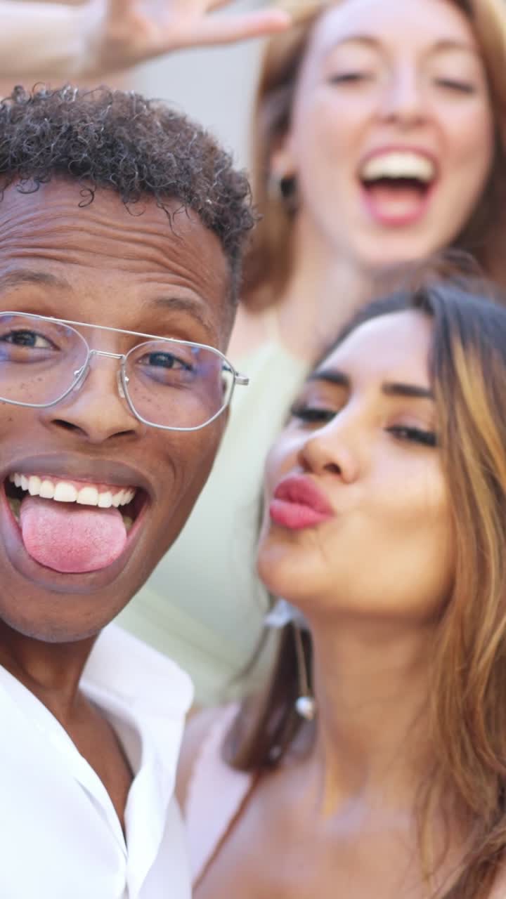 Amici che si scattano selfie giocosi insieme