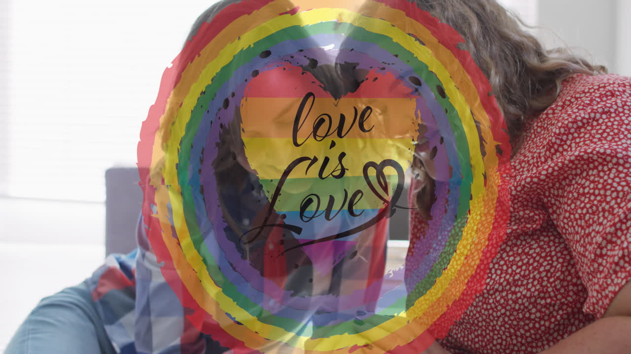 animación del círculo del arco iris y el amor es el amor sobre la pareja de lesbianas acariciar al perro