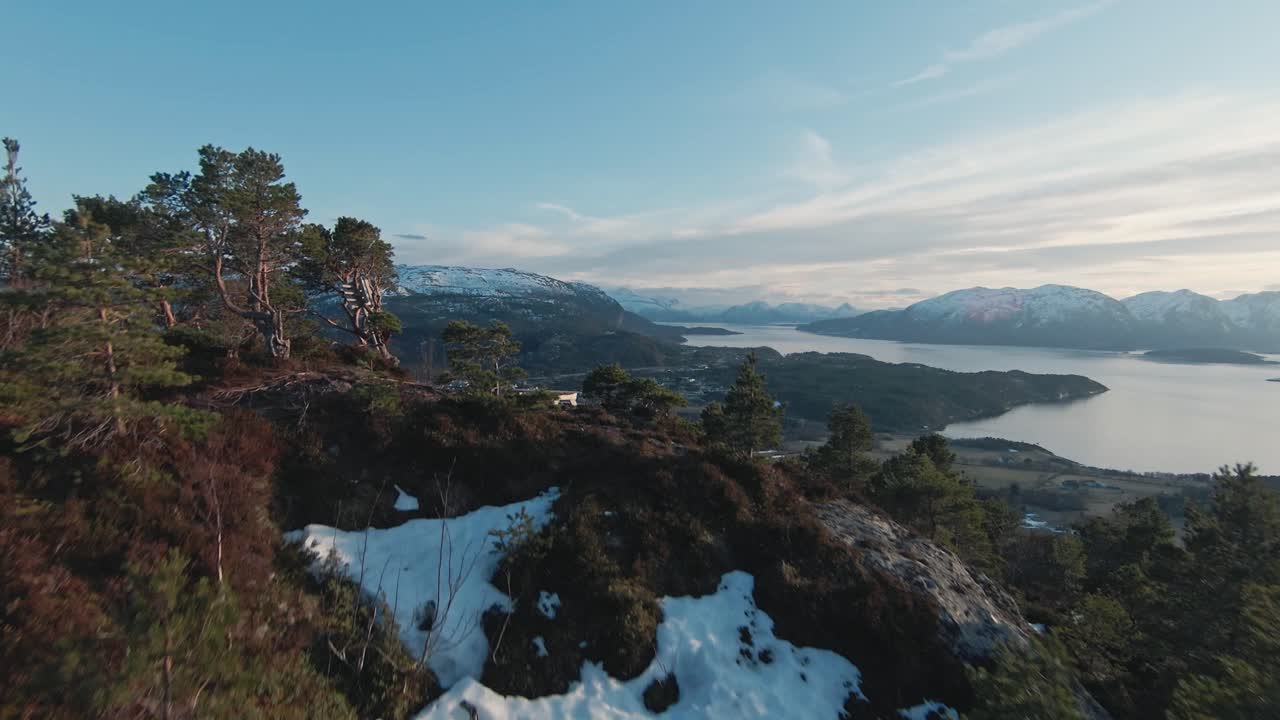 montaña forestal de invierno y majestuoso paisaje de noruega, vista aérea fpv