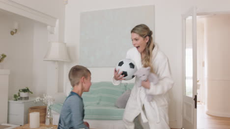 Feliz-Madre-E-Hijo-Juegan-Con-Una-Pelota-De-Fútbol-En-Casa-Niño-Pequeño-Jugando-Con-Mamá-Disfrutando-Juntos-De-Un-Divertido-Fin-De-Semana-Imágenes-De-4k