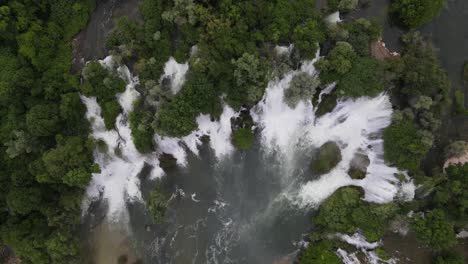 paisaje de verano bosnio con cascadas, muchos flujos de agua catarata de kravica vista por avión no tripulado
