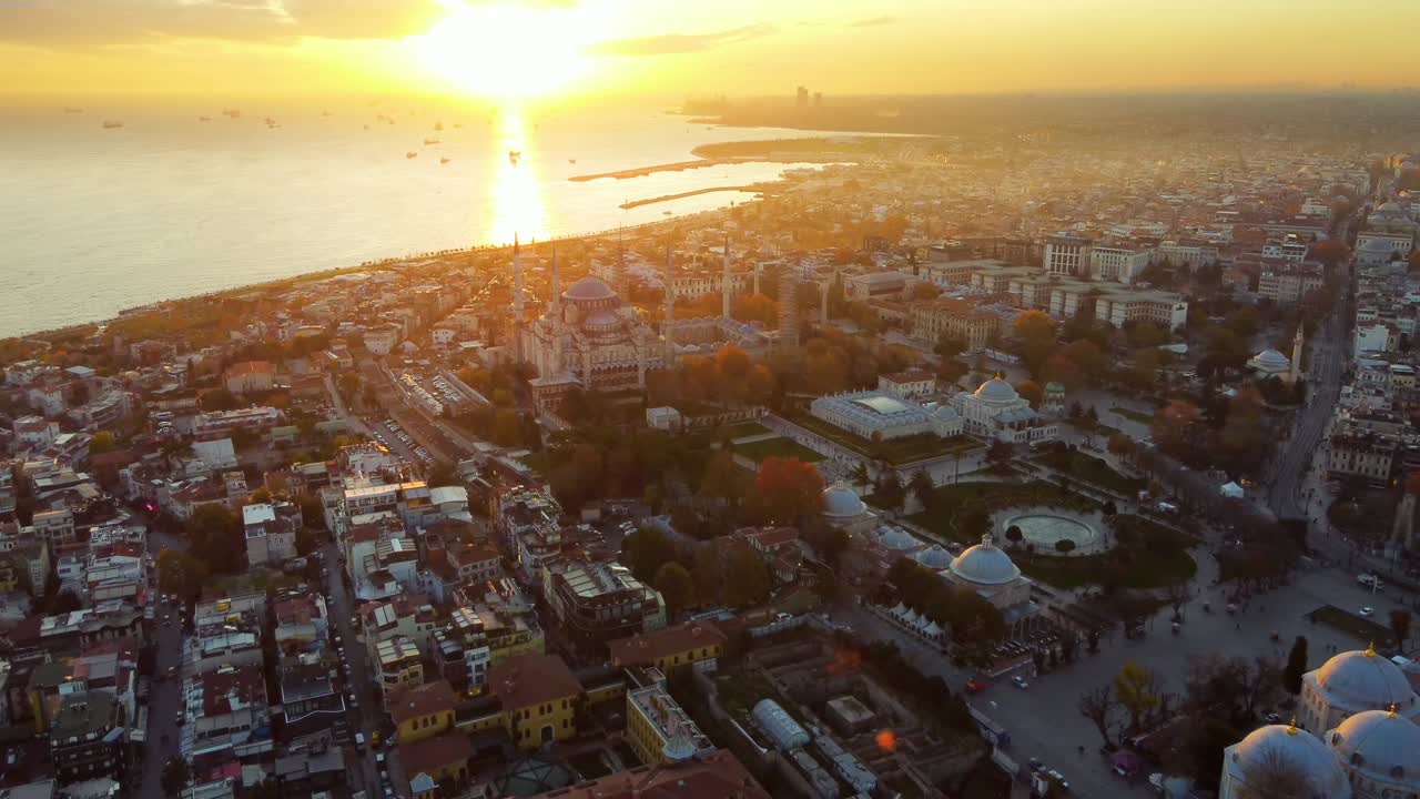 Veduta aerea del Corno d'Oro di Istanbul all'alba. Turchia.