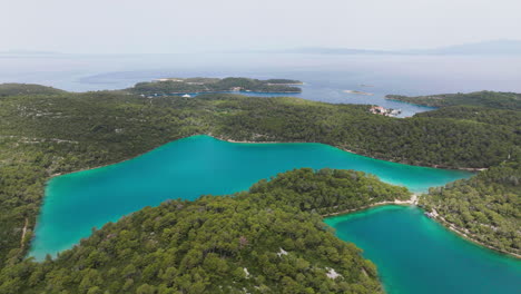 Toma-Aérea-Del-Parque-Nacional-De-La-Isla-Mljet-En-Croacia,-Europa