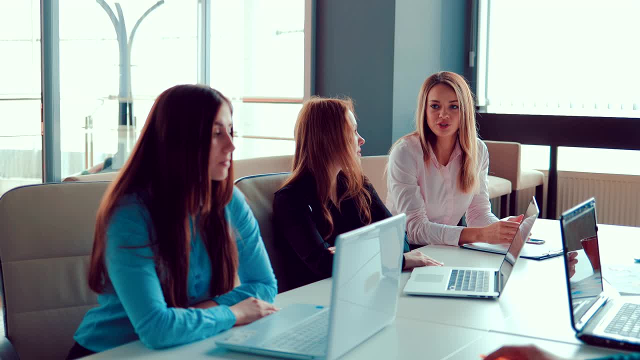la chica en la reunión informa al director en la oficina. trabajo en equipo