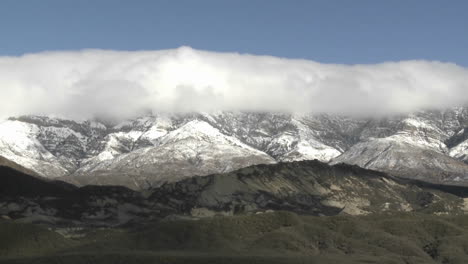 lapso de tiempo de las nubes que pasan sobre el pico reyes y la piedra blanca en el área silvestre de sespe california