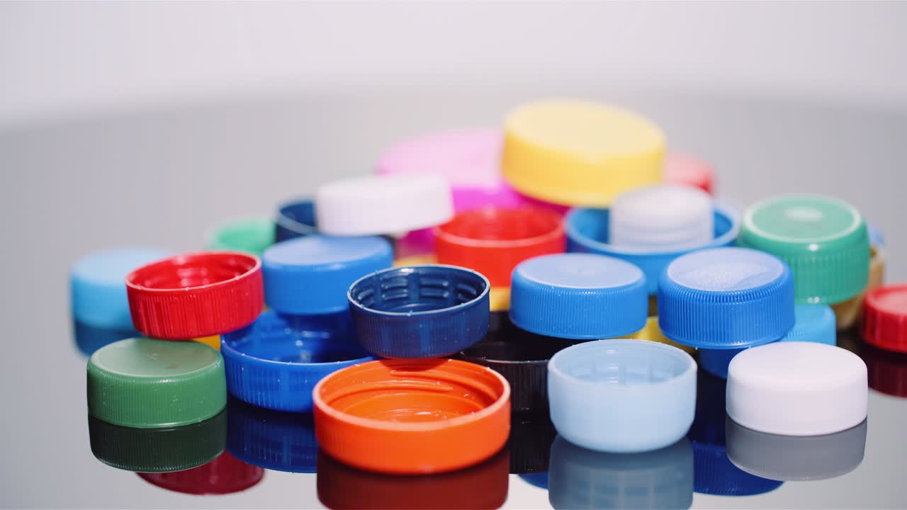 Pochi tappi di bottiglia di plastica - Industria di lavorazione e riciclo della plastica
