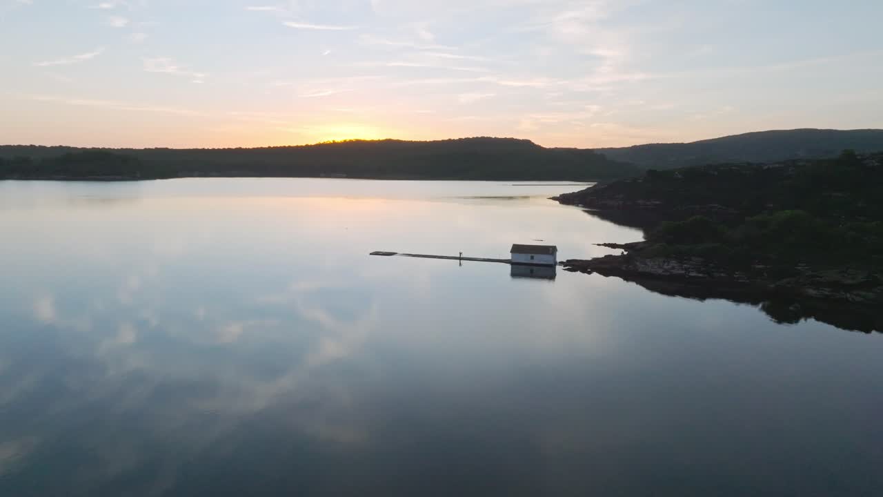 지중해 해가 지는 해안선, 물에 반사된 구름, 드론, 메노르카의 포넬스 만, 스페인, 유럽 여행 섬