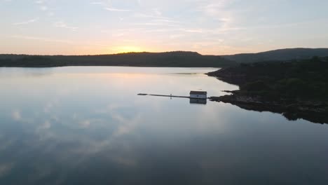 Mittelmeer-Sonnenuntergang-An-Der-Küste-Spiegelt-Wolken-Auf-Wasserdrohne-In-Der-Bucht-Von-Fornells-Auf-Menorca,-Spanien,-Europäische-Reiseinsel