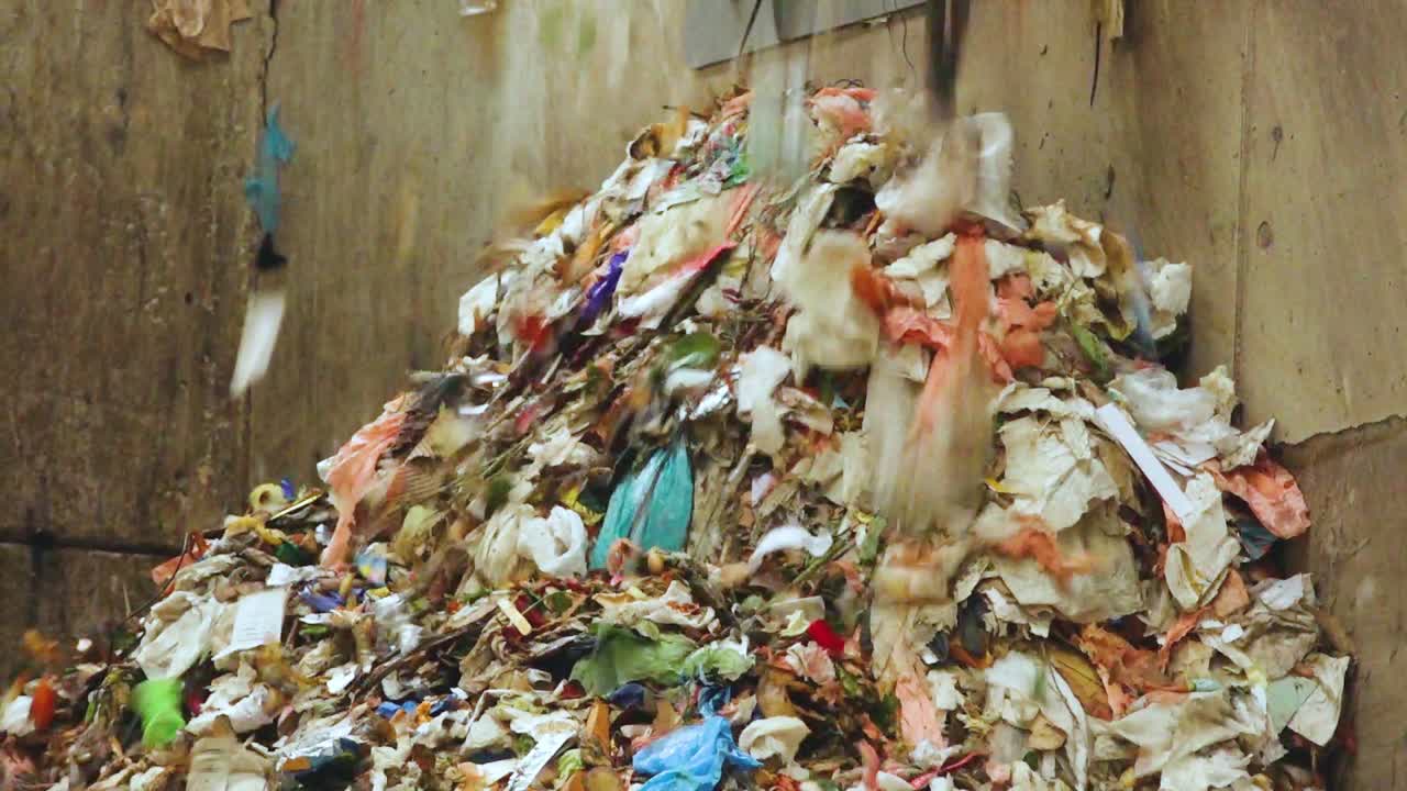 쓰레기는 위에서 아래로 떨어집니다.