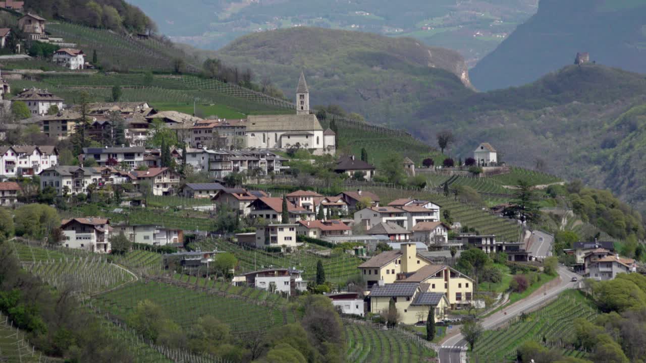 이탈리아 남티롤 에 있는 마그레이드-마그레 마을 에서 쿠르타치 - 코르타치아 마을 을 바라보는 모습