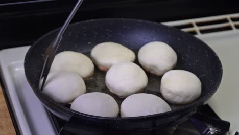 freír y dar vueltas a las rosquillas en aceite caliente.