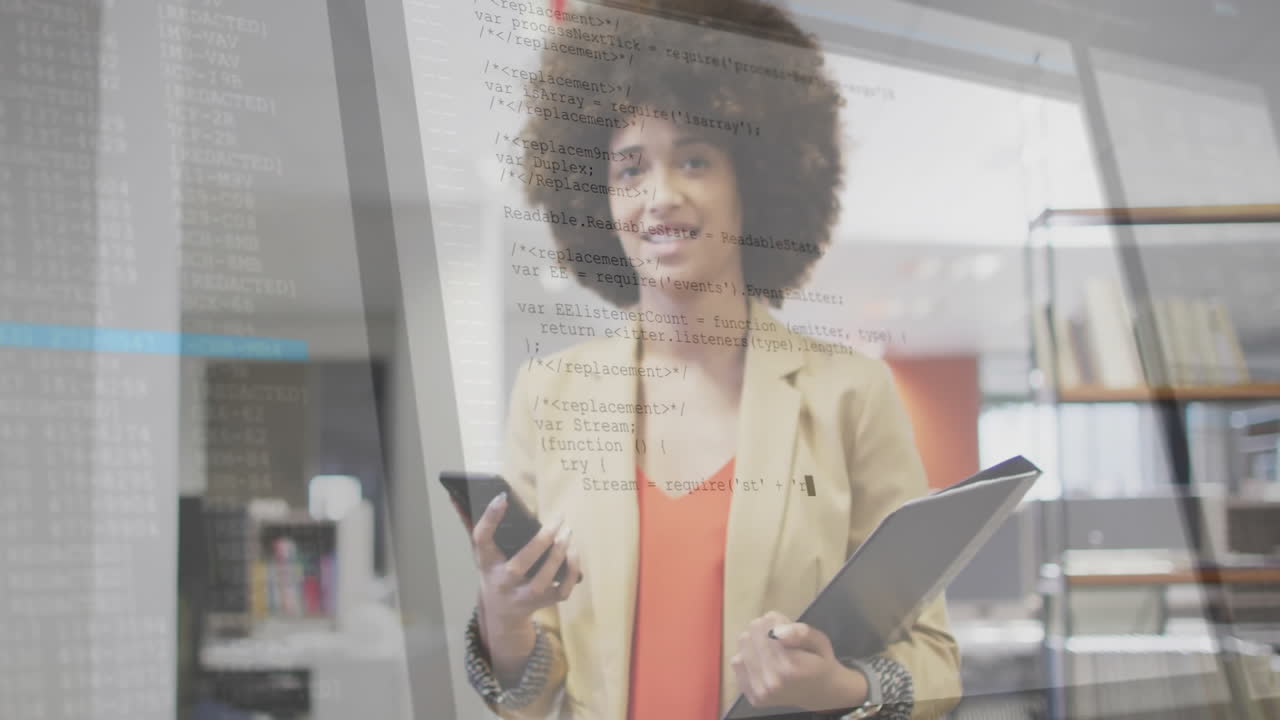 Donna che tiene in mano smartphone e tablet mentre è in piedi in ufficio, con una sovrapposizione animata di codice informatico.