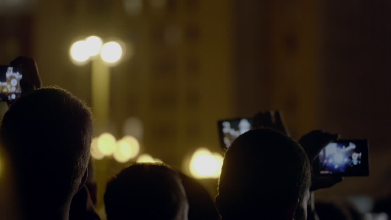 모스크바의 msu에서 콘서트에서 우리는 음악 그룹 kino의 함께 많은 사람들이 휴대 전화로 비디오를 녹음합니다.