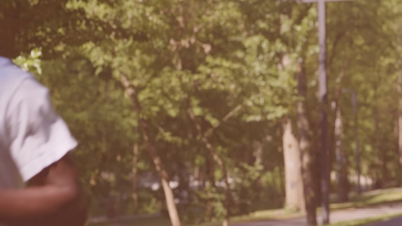 hombre corriendo en un parque