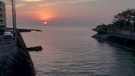 Lapso-De-Tiempo,-Marea-Rodando-Hacia-La-Desembocadura-Del-Río-Al-Atardecer