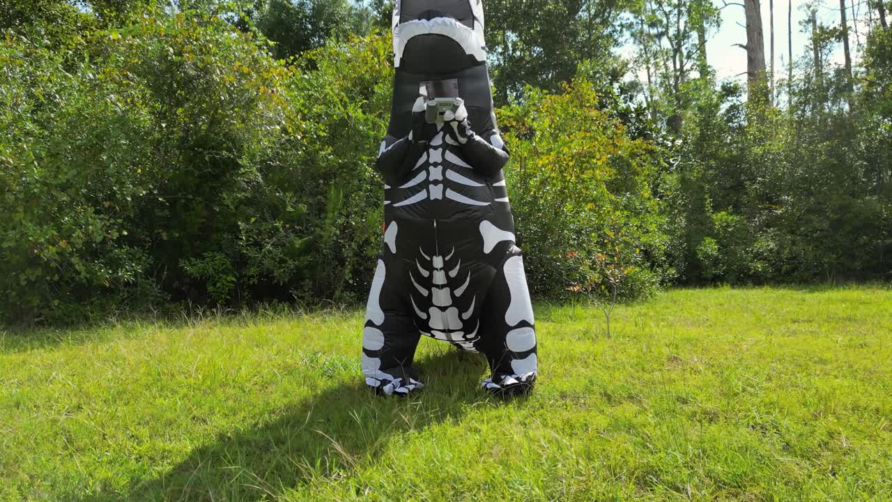 부풀어 오르는 공 ⁇  드론이 드론에서 볼 때 이륙합니다.