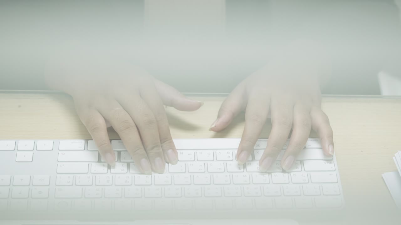 사무실 책상에서 정보 검색, 마케팅 연구 보고서를 위해 노트북 컴퓨터 키보드에 타이핑하는 사업가의 손