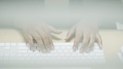 las manos de la mujer de negocios escribiendo en el teclado de la computadora portátil para buscar información, informe de investigación de marketing en el escritorio de la oficina