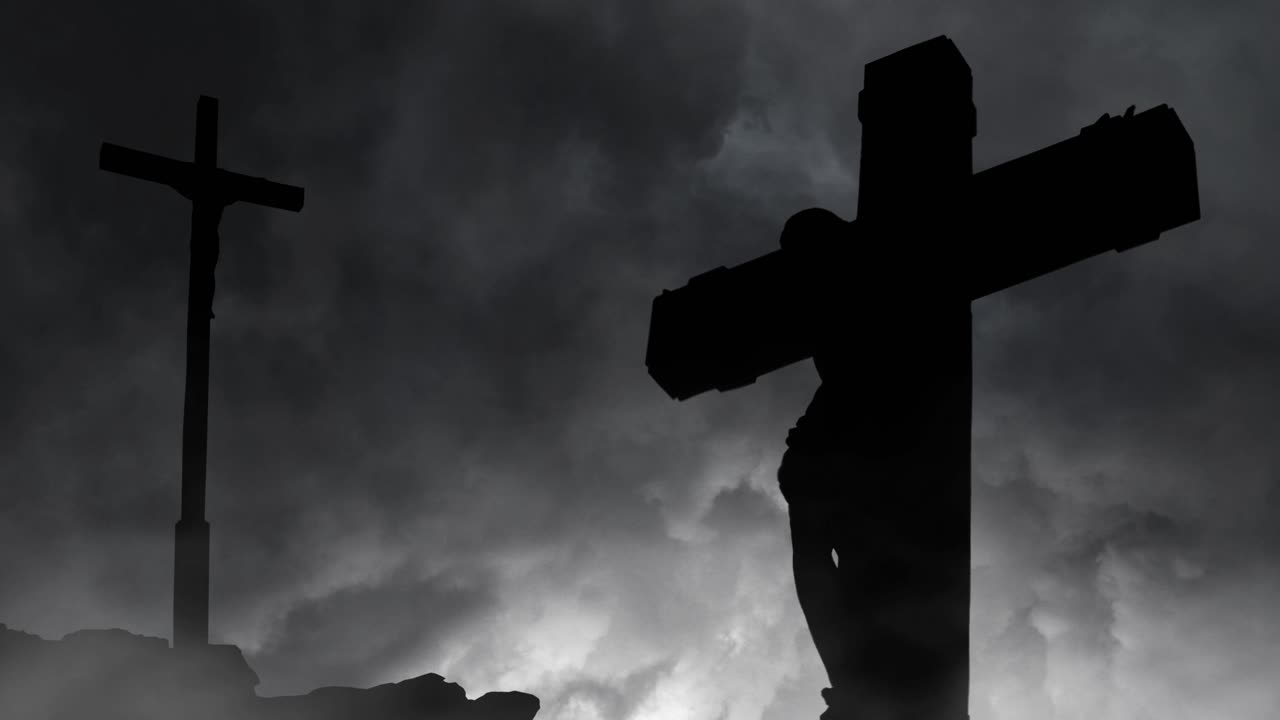 silueta de 4k, jesús crucificado en el fondo de una tormenta eléctrica en la colina