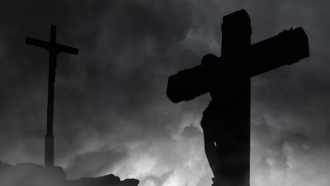 silueta de 4k, jesús crucificado en el fondo de una tormenta eléctrica en la colina