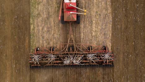 nuevo equipo de siembra remolcado por un tractor a través de un potrero saludable-6