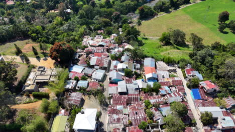 una fotografía aérea de un barrio pobre en una favela en la zona tropical de la república dominicana.
