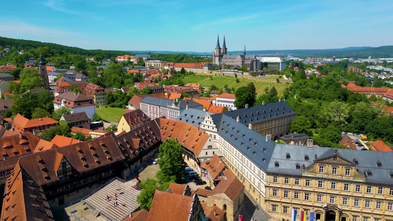 Video aereo con drone 4K dello storico Palazzo Neue Residenz e dell'Abbazia di Michaelsberg nel centro storico di Bamberga, Germania.